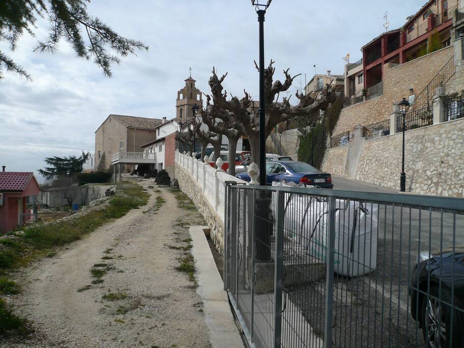 Área de aparcamiento a unos metros de la casa