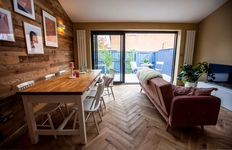 The Bee gallery image 2