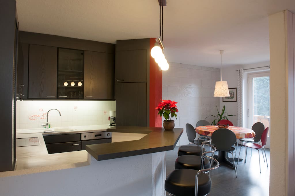 Kitchen and dining area / Küche und Essbereich