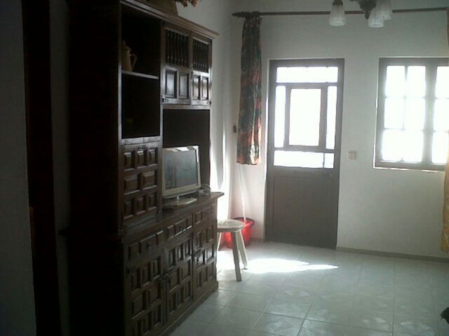 salon con puerta a la calle