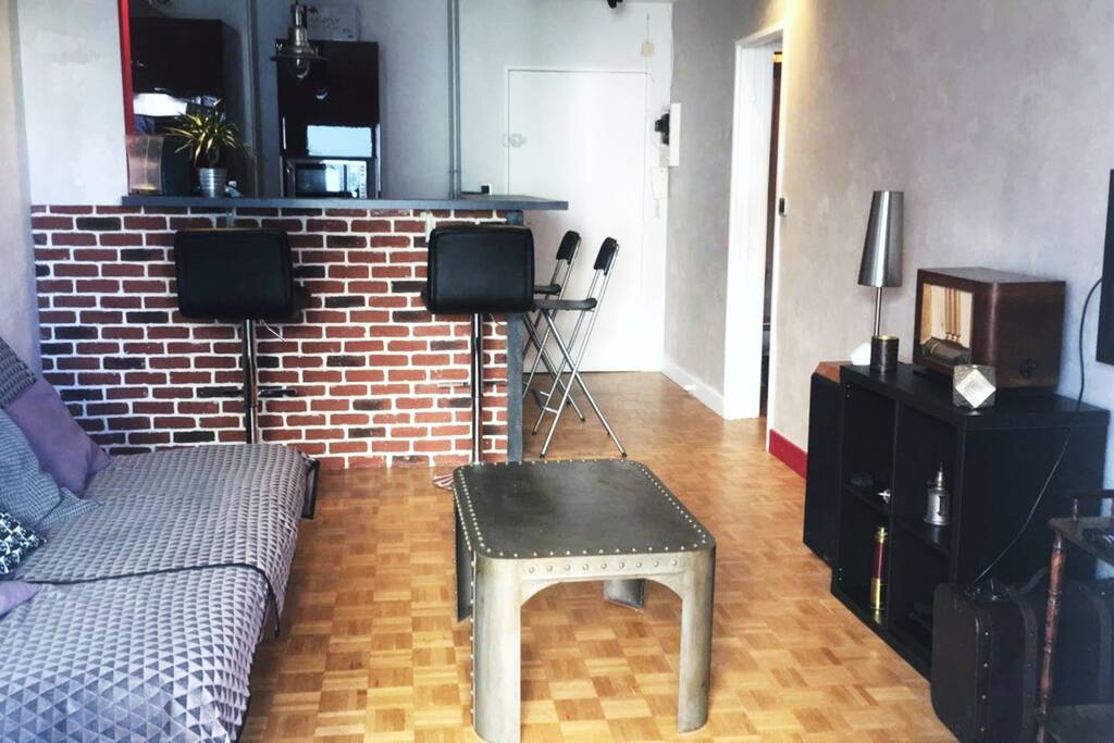 Salon/bar