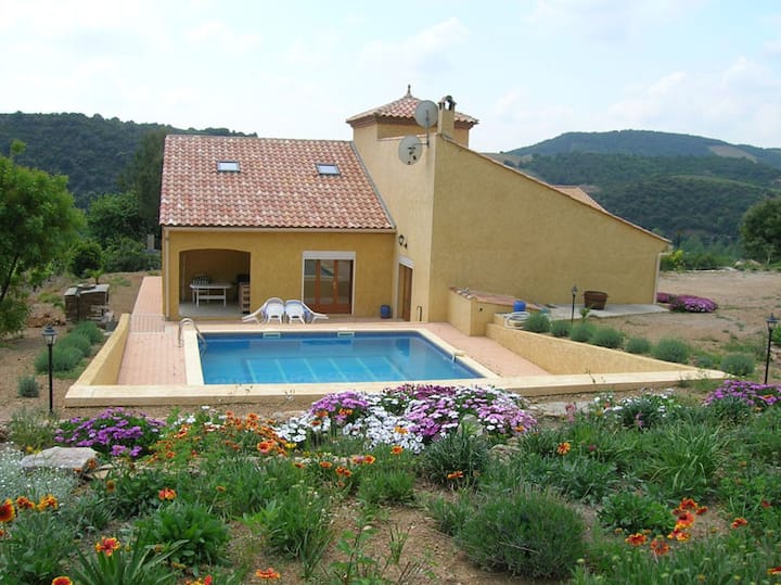 Quiet and comfortable villa for 10 people + pool