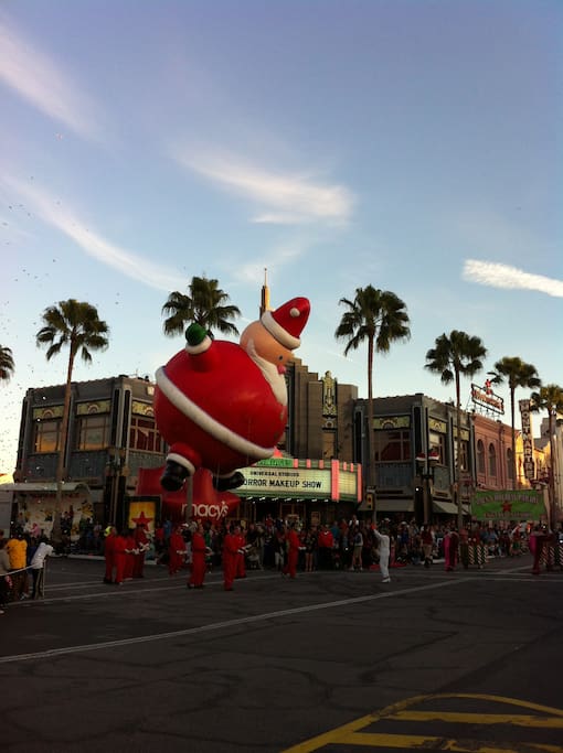 Near Universal Parks and
even closer to the Disney Parks