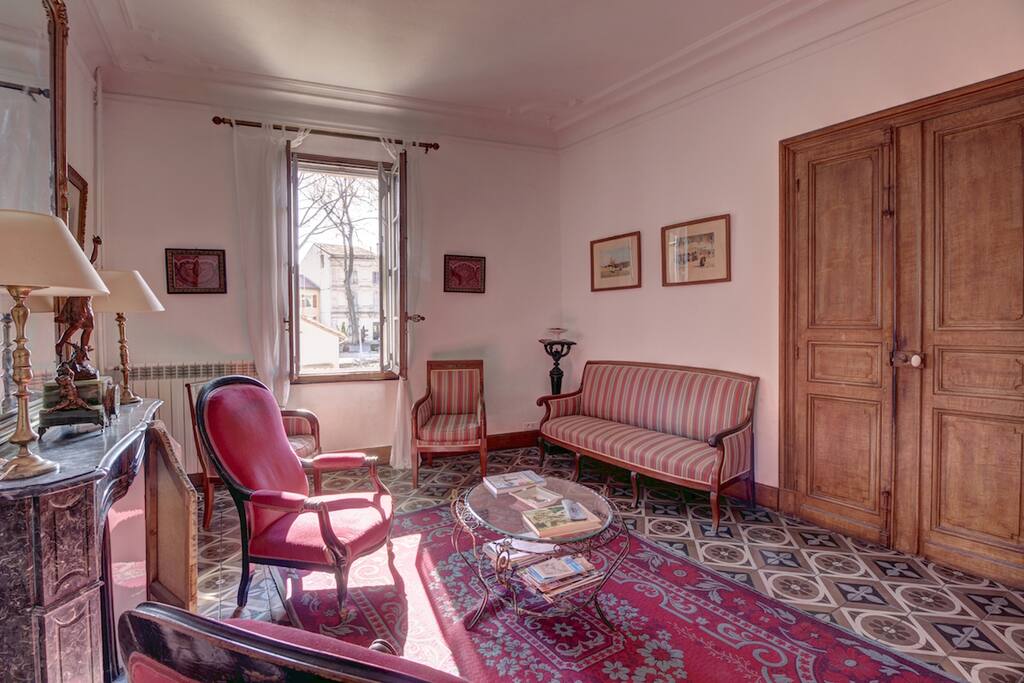 Petit salon côté Canal : idéal pour un moment de lecture en profitant de la vue.