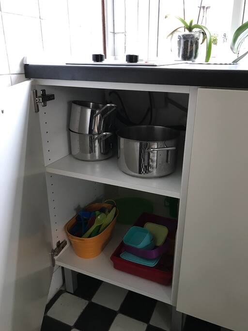 Eva trio gryder til fri afbenyttelse. Man vasker selv op efter sig selv, og gør rent.