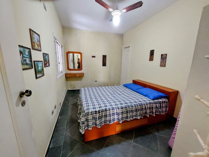 Dormitorio suite 2 con espacio para un colchón adicional, armario y tocador.