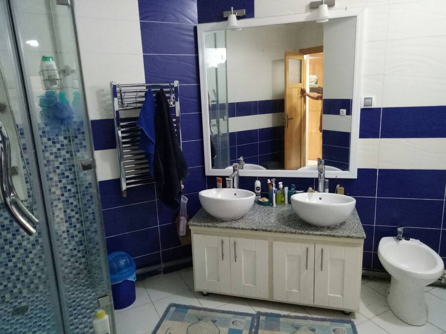 salle de bain, avec baignoire et douche