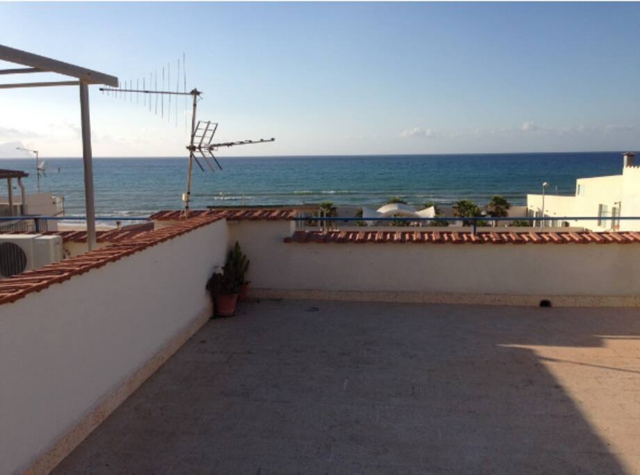 Piano superiore terrazzo con vista mare munito di fornelli, barbecue e tavolo