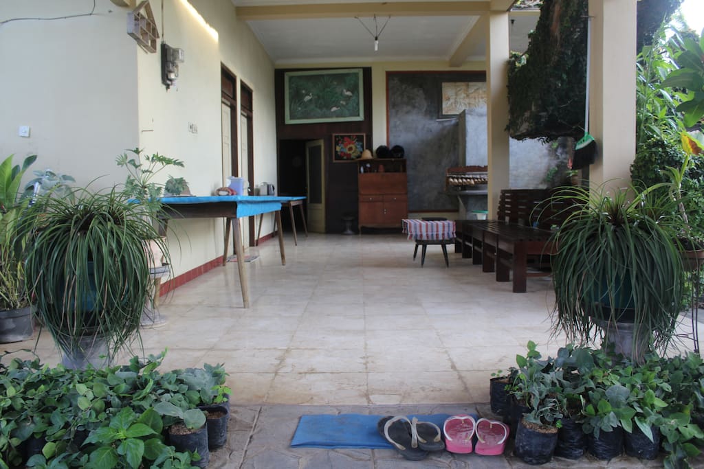 Lantai satu di ruang tamu rumah, terdapat 2 kolam ikan sebelah kanan, ada wifi