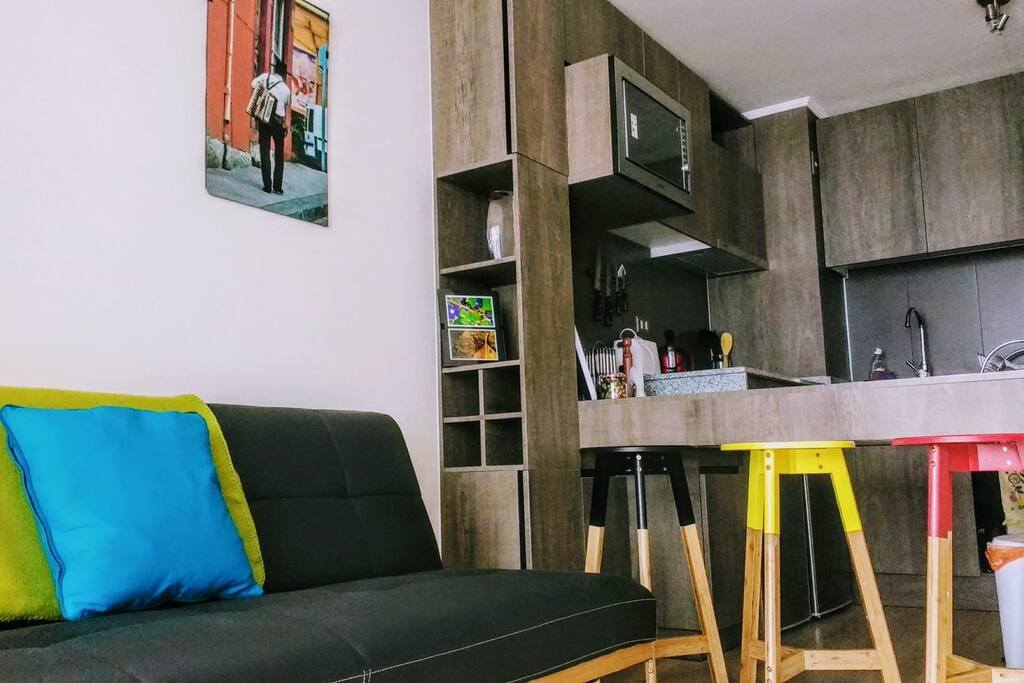 Sofá y cocina.