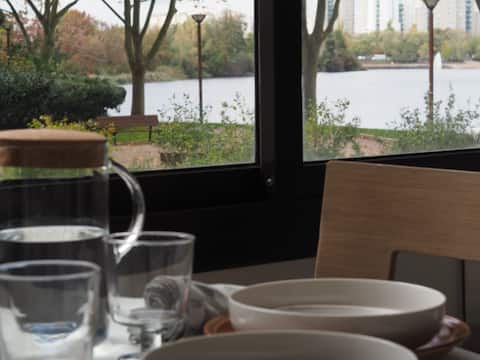 La Charmille du Lac/Near Metro | Parking