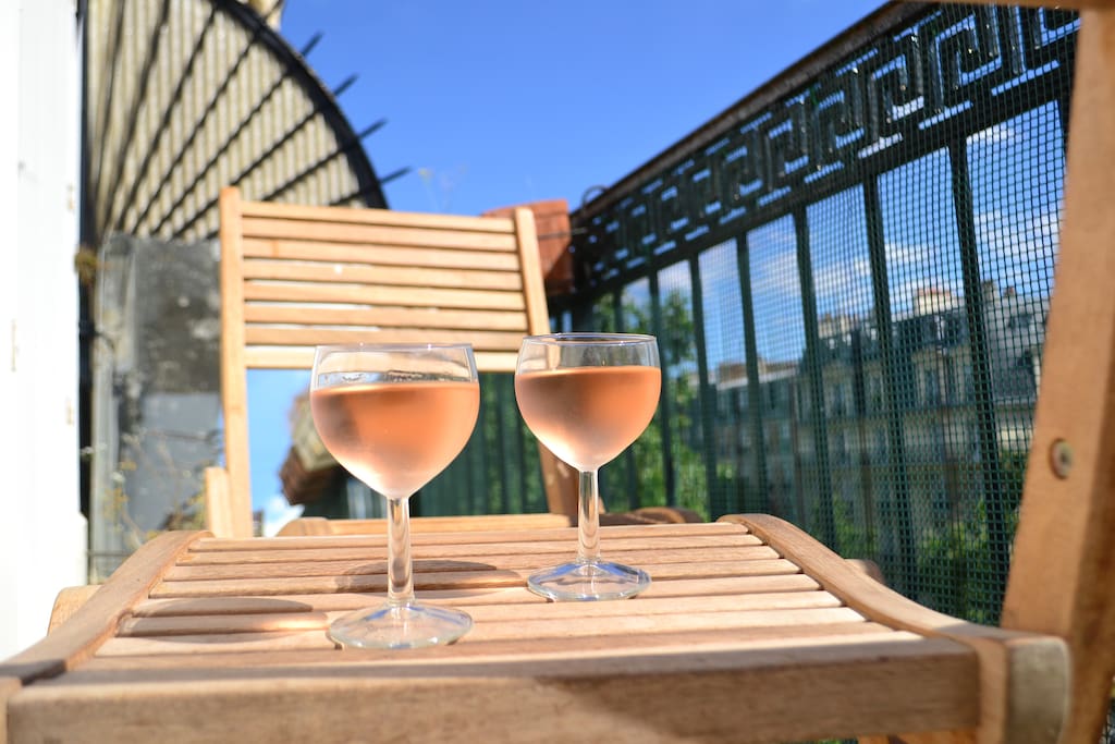 idéal pour un apéritif en fin de journée ou pour un petit déjeuner / fancy a glass of rosé on the balcony?