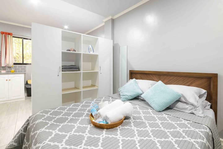 منطقة نوم بها مساحة تخزين كبيرة 