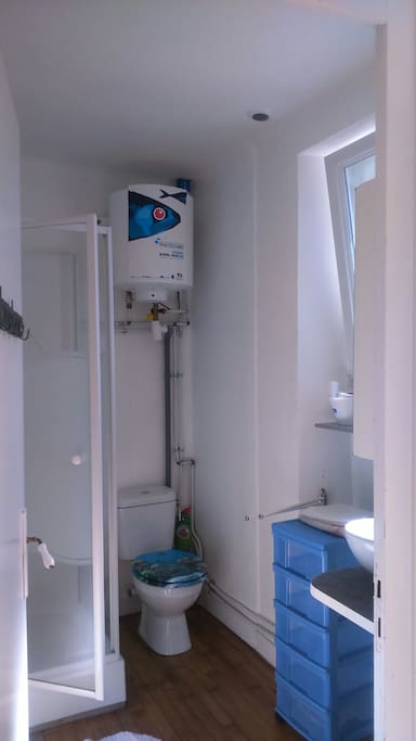 Salle d'eau Wc spacieuse et claire