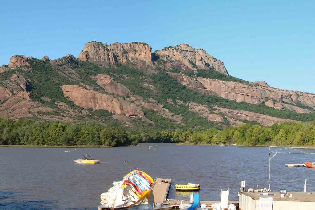 Base nautique au pied du Rocher de Roquebrune