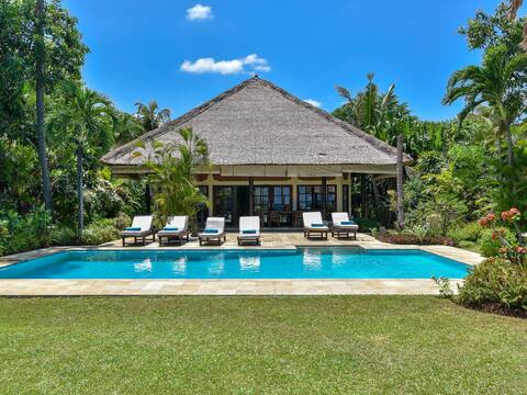 Bunga:Fabulous beachfront villa with pool & staff!