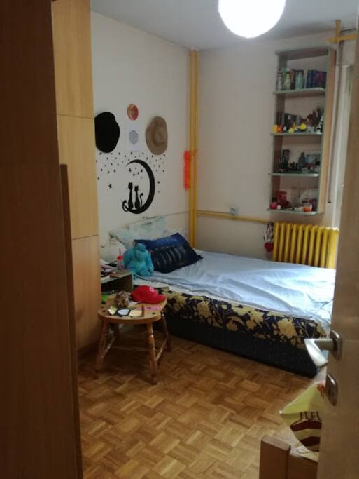 Sleeping room with one double bed, suitable for 2 people and a single bed.