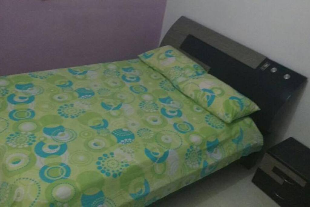 Habitación con cama doble y aire acondicionado.