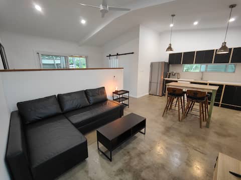 Cosy Palms Cottage Pet Friendly enclosed yard