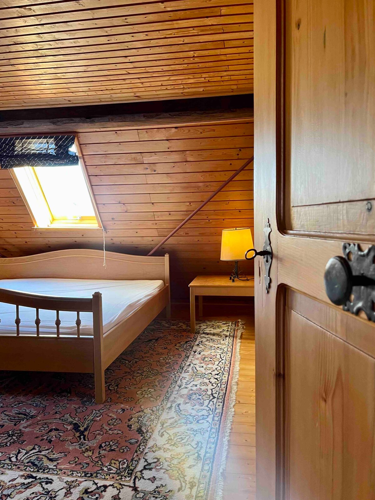 配有双人床的浪漫卧室、二楼、老院子