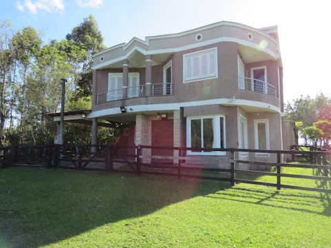 Sítio Dias Felizes: House, Party Room, and Nature
