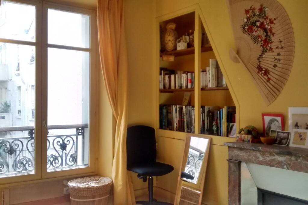 Toujours dans la chambre, avec vue sur la fenêtre et la bibliothèque