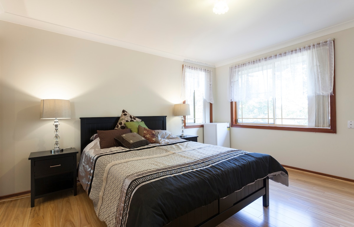En-suite Rm in Rhodes w/ Air Con close to Olympic