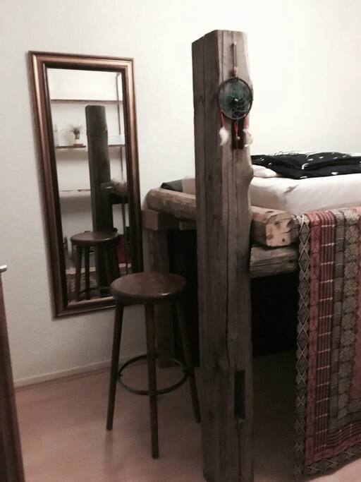 Spiegel und Hocker / Mirror and stool