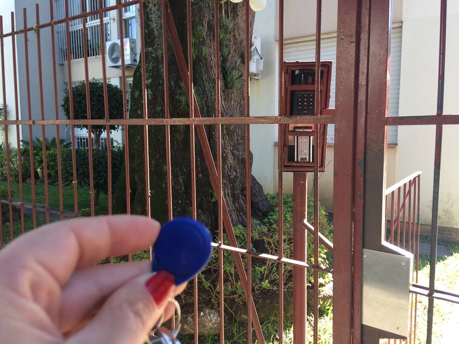 Para entrar e sair do Ed. Papoula, será necessário aproximar o magnético azul ao teclado(baixo).
Fica do lado do portão.