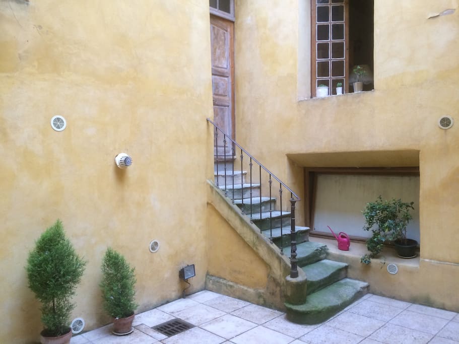 Cour intérieure, porte d'entrée