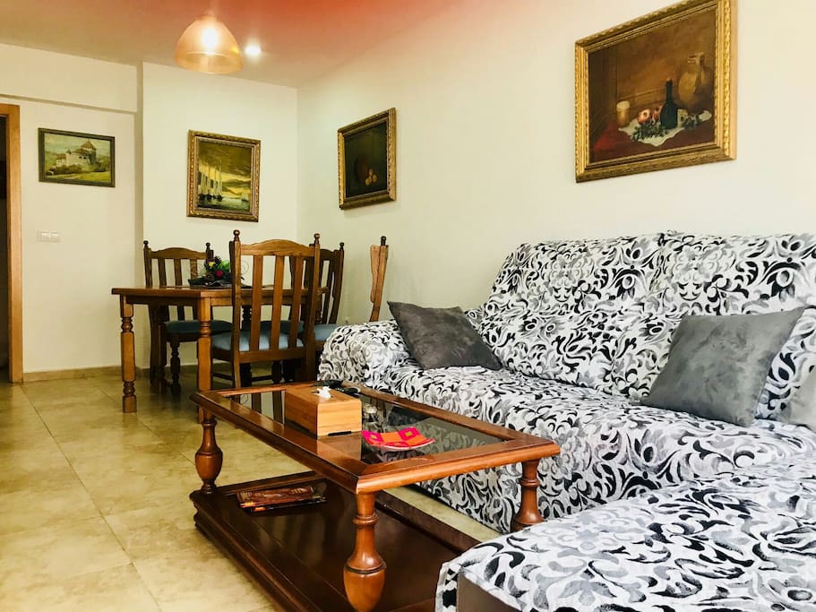 sala de estar o salón con aire acondicionado ..WiFi y acceso a la terraza como lugar de "recreo" fumar,vistas a la ciudad...