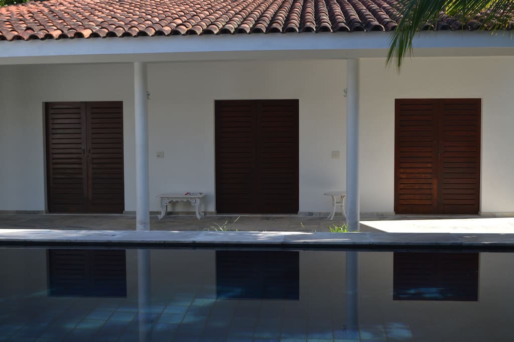 vista da piscina para os quartos de tras