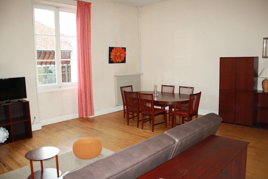 Grande salle à manger lumineuse de 35 m²