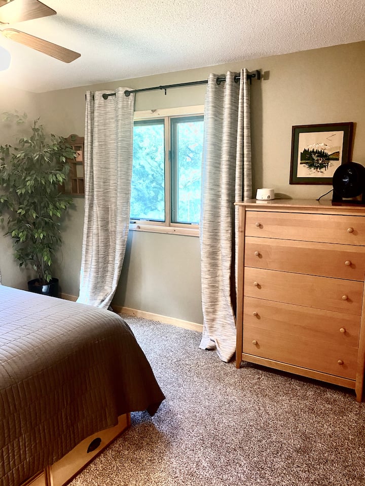 Segundo dormitorio: cama doble tamaño queen