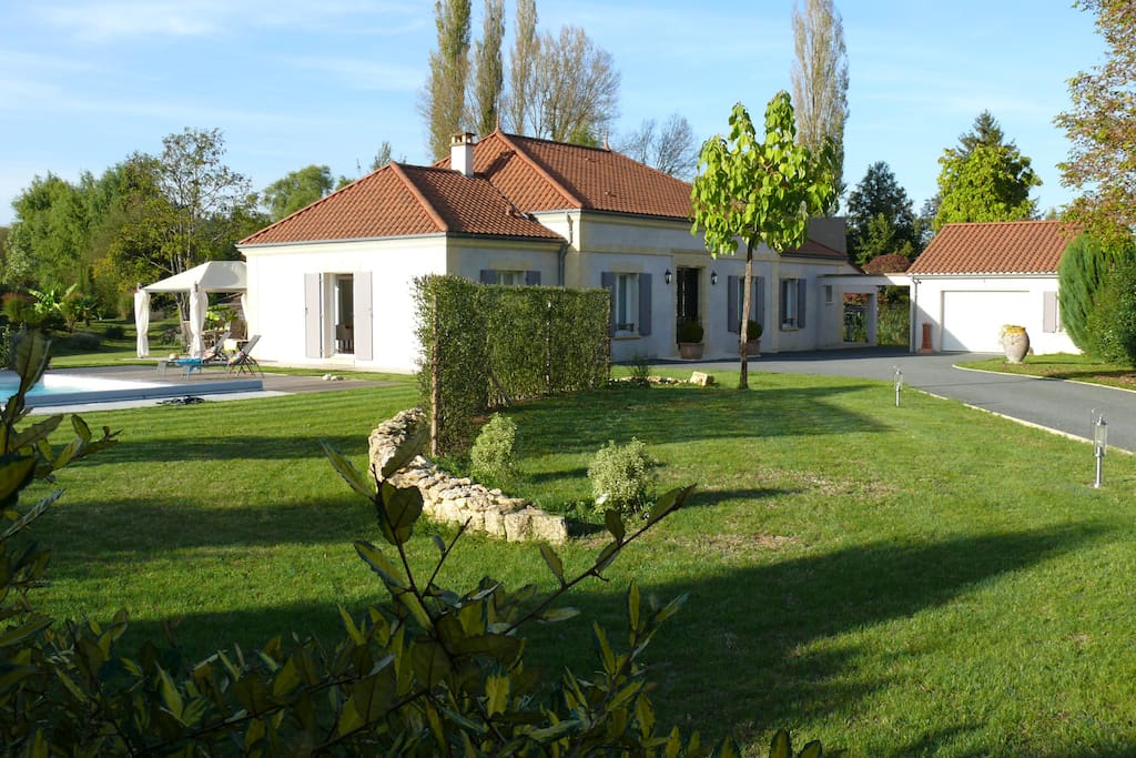 La villa Alicia sur son vaste terrain