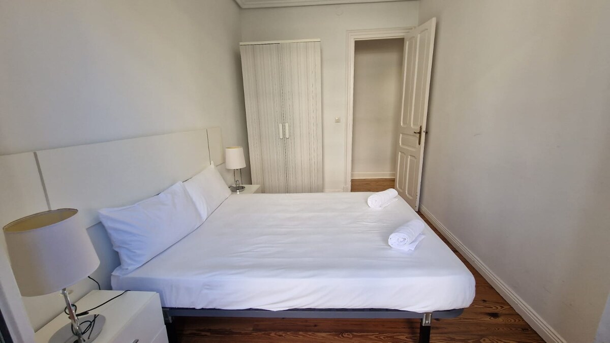 Chumba cha kulala na kitanda cha malkia 