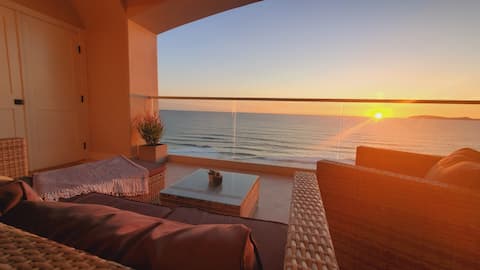 BEACH FRONT CONDO, PRIVATE BEACH & AMAZING VIEWS!!