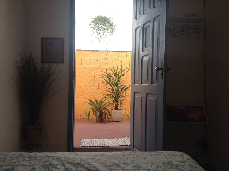 Quarto casal olhando para varanda.