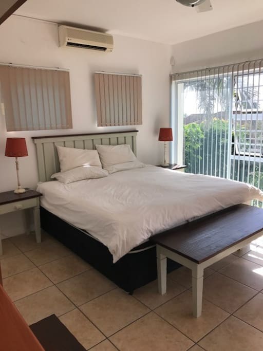 Main bedroom (king bed)