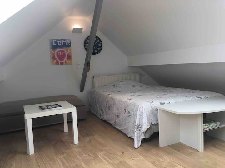 Spálňa 2 s manželskou posteľou - pod strechou s 2 veluxmi - 3. poschodie 