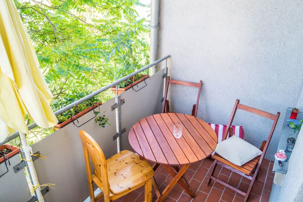 Balkon mit Blick auf den ruhigen Hinterhof