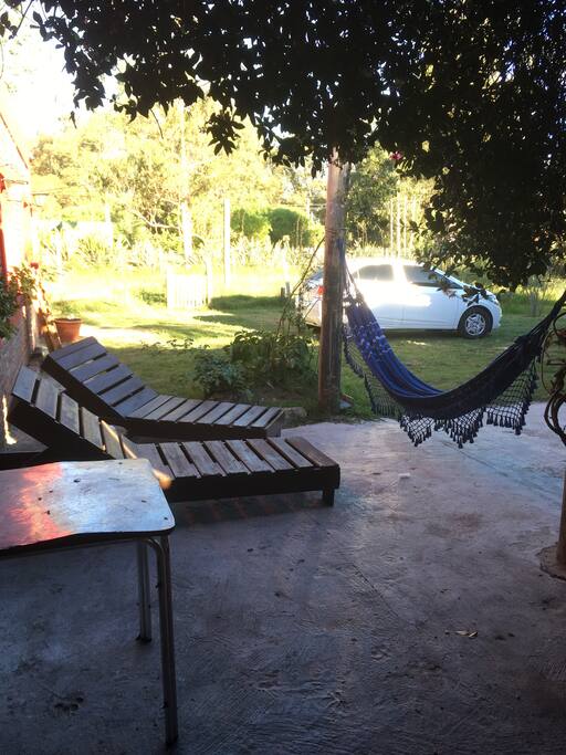Entrada a la casa, con reposeras, amaca paraguaya, patio amplio como para jugar un football o tomar sol en las reposeras mientras se disfruta de un refresco, también es donde se puede aparcar los coches