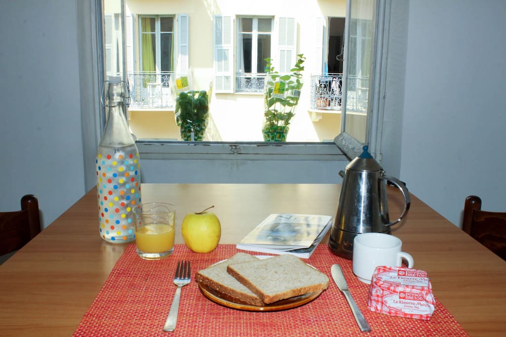 Bonjour! Start off the day with a tasty breakfast. Just open the window and let the sunshine in!