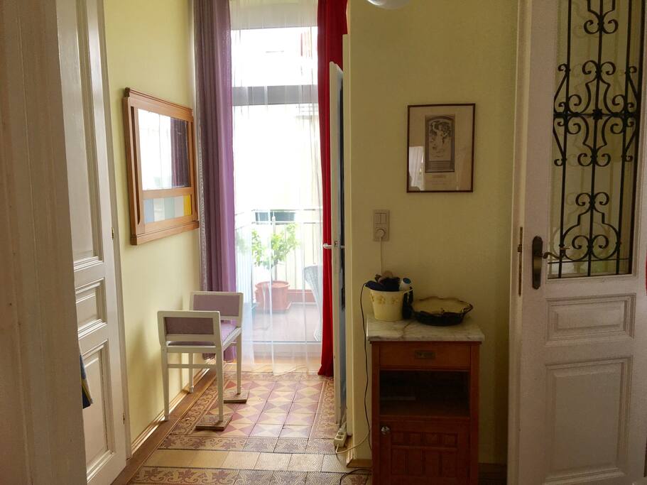 Small hall to the balcony