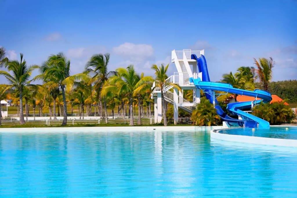 Piscina de agua salada, con piscina de agua dulce y tobogán
