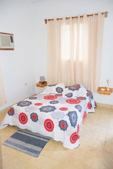 Habitación con cama matrimonial.