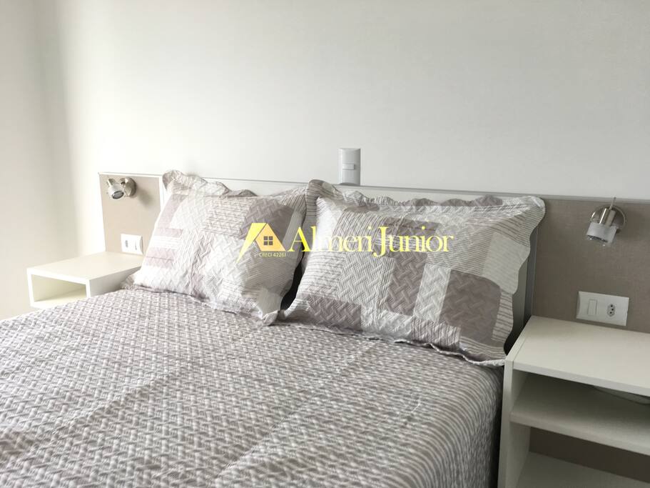 Suite com cama de casal e ar condicionado Split
