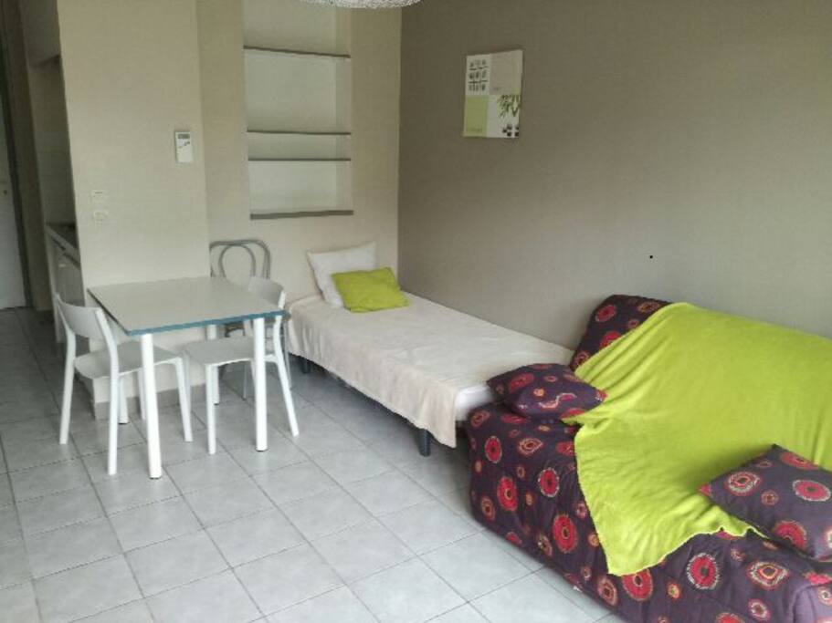 A gauche couloir d'entrée avec kitchenette et accès à la sdb.