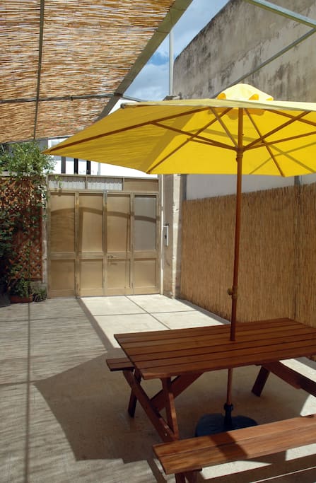 Cortile con parcheggio privato