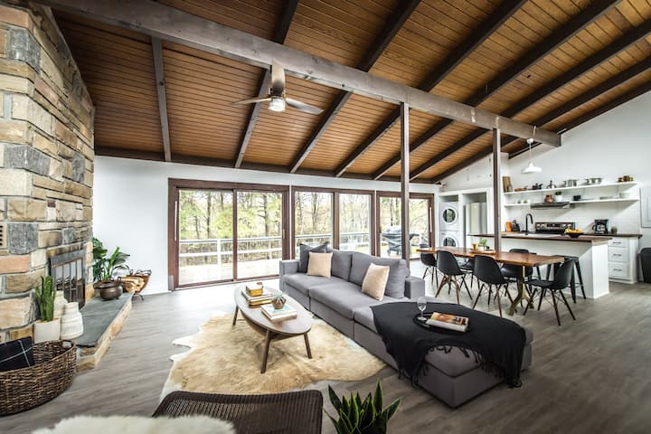 Midcentury-Modern Cottage in Mount Pocono